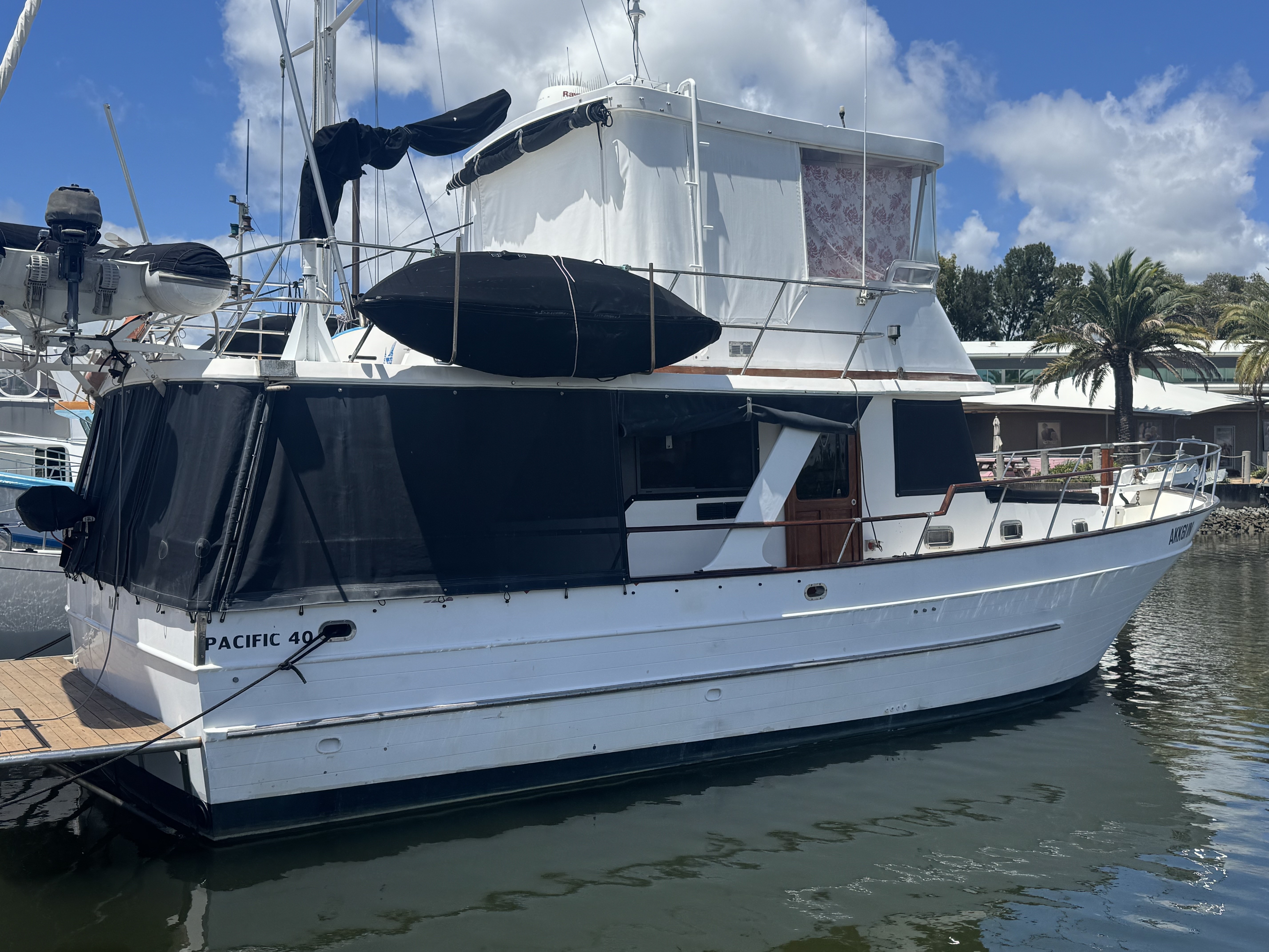 1998 Pacific 40 with spacious Flybridge